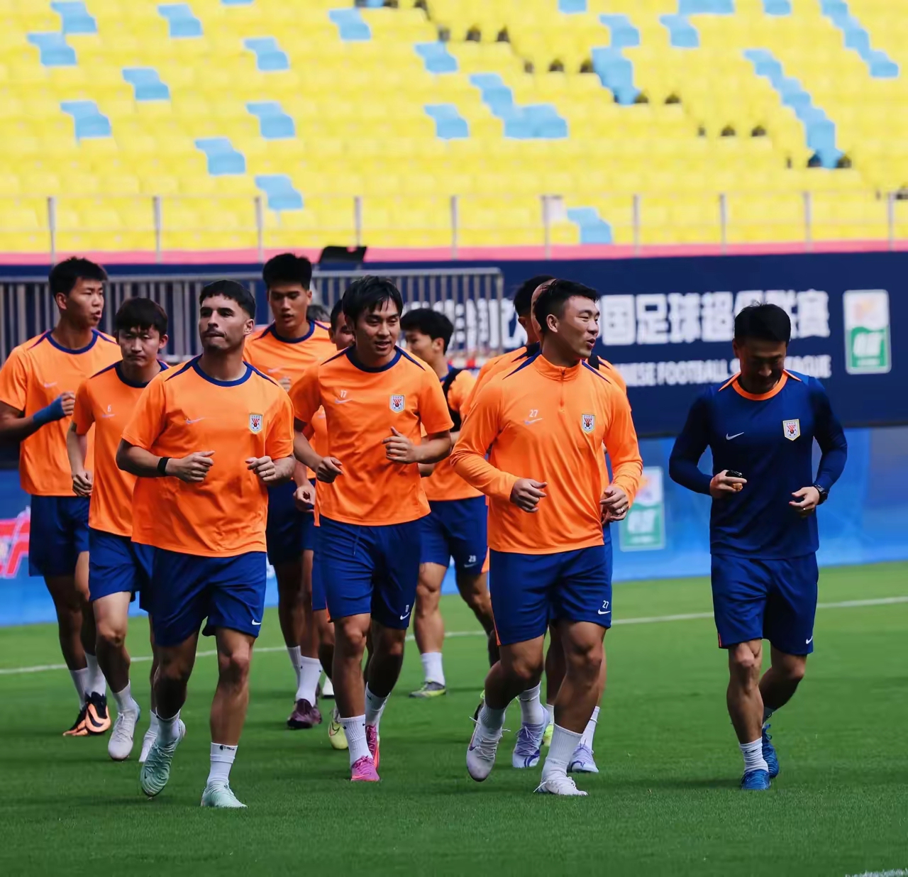 赛地聚焦——欧超杯国际比赛日热度飙升;成都蓉城战术微调;赛场秩序良好;临场指挥获称赞的简单介绍-开云体育平台